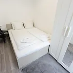King Seventeen Homes Lägenhet